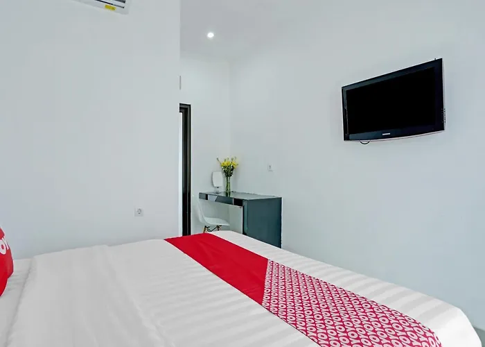 Oyo 90525 White Hotel 2*